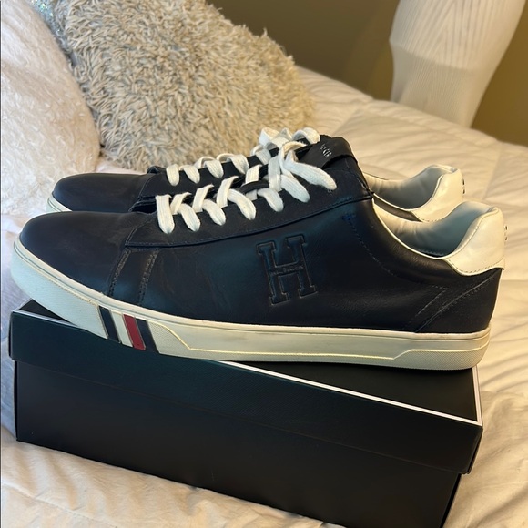 Tommy Hilfiger Other - Like new Tommy Hilfiger Navy Sneakers